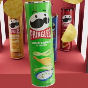 Visuel 3D réaliste de canettes Pringles mettant en avant les saveurs Sour Cream & Onion, Cheesy Cheese et Original. Design graphique original signé SC Graphics, idéal pour publicité ou packaging.